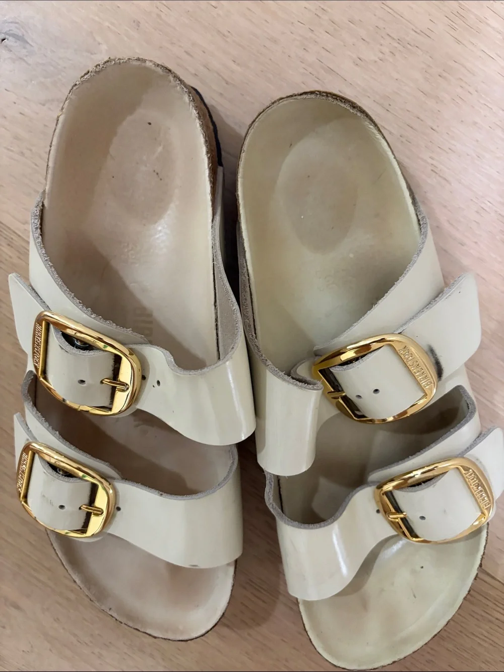 Birkenstock Women’s Arizona Big Buckle in Cream and Gold Sandal